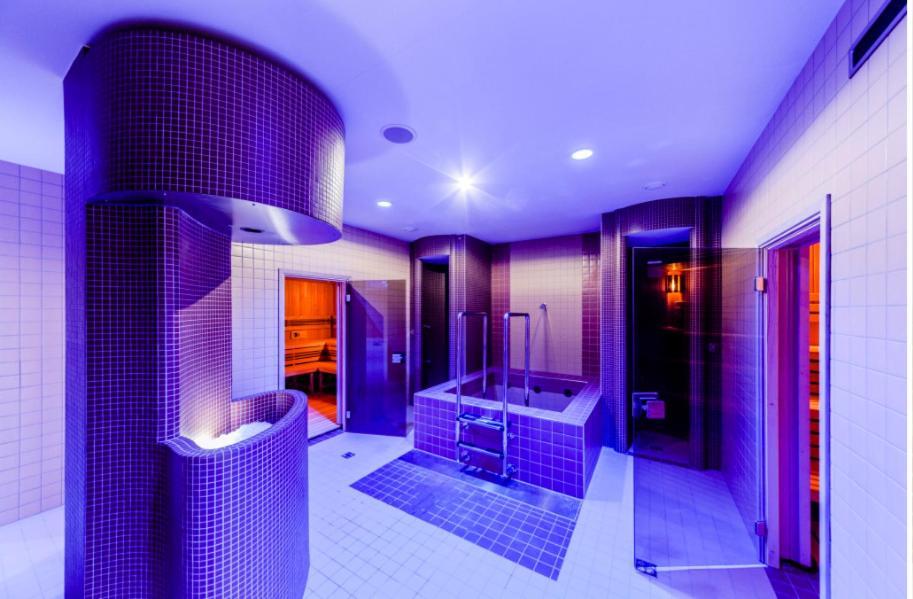 Live-inn 2 Bdr Family For 1-8 Guests, 20 Mins To Center, Lift, Gym, Reception, Parking, Roof Terrace, Game & Party * Prag